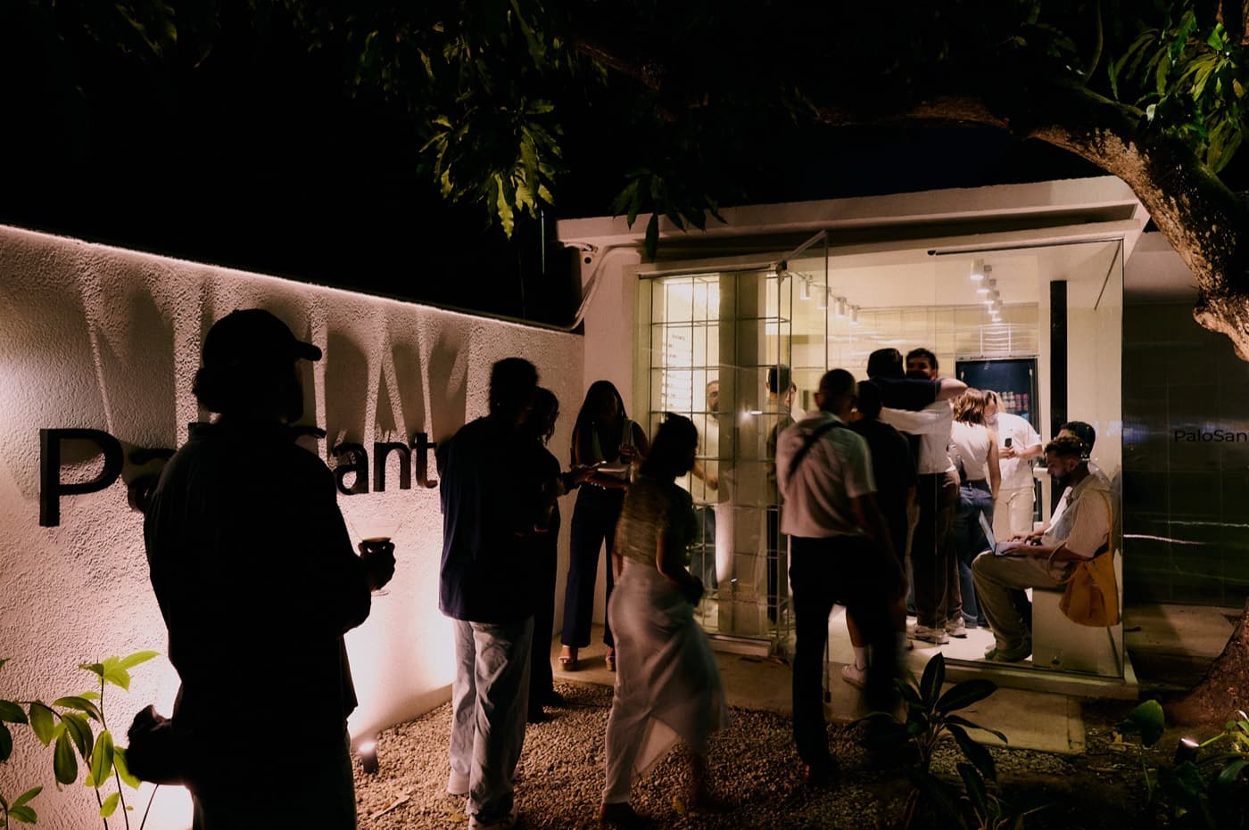 Visitantes saludándose en la inauguración nocturna del nuevo Carnada