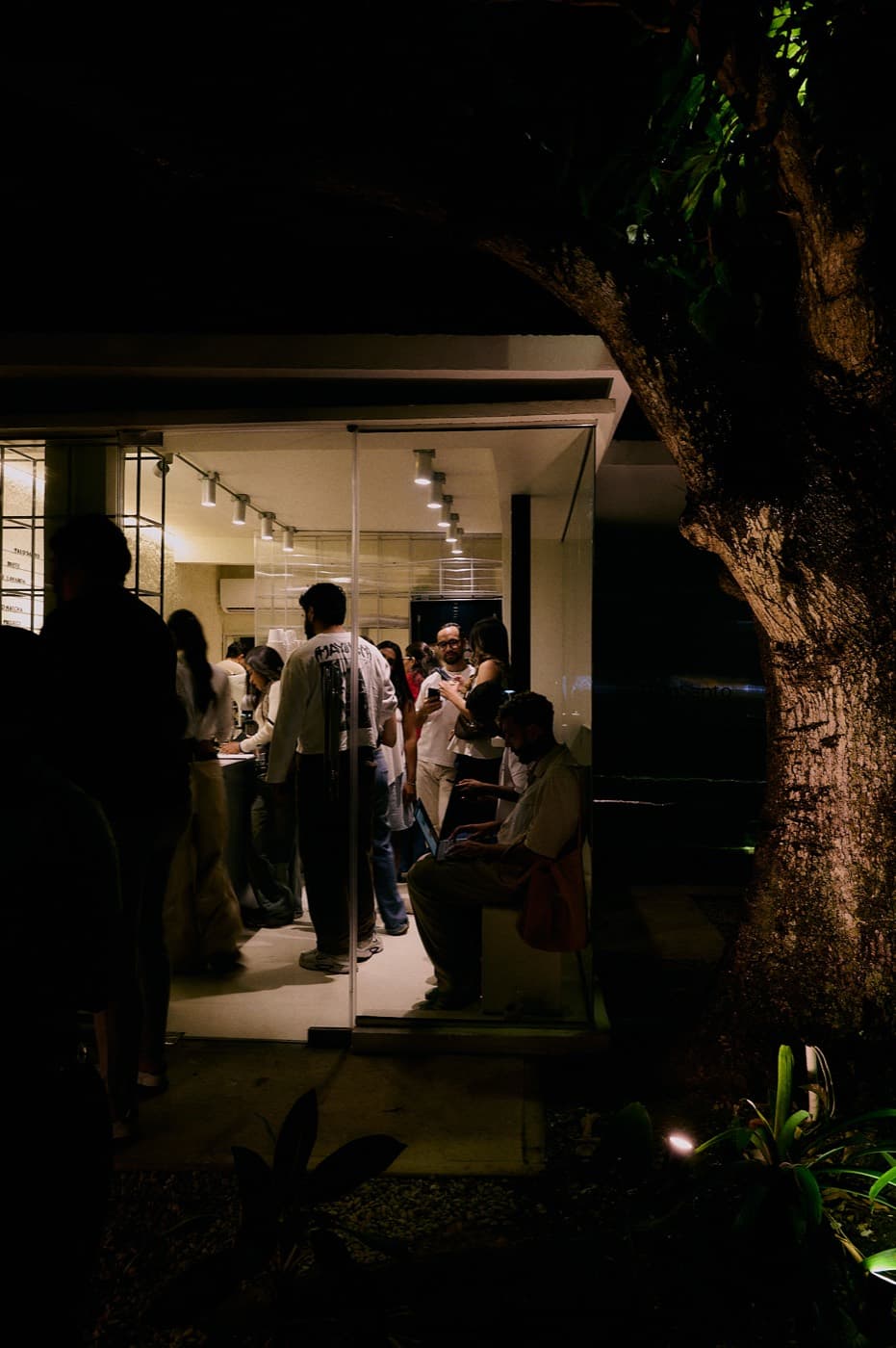 Espacio interior del nuevo Carnada durante la apertura nocturna